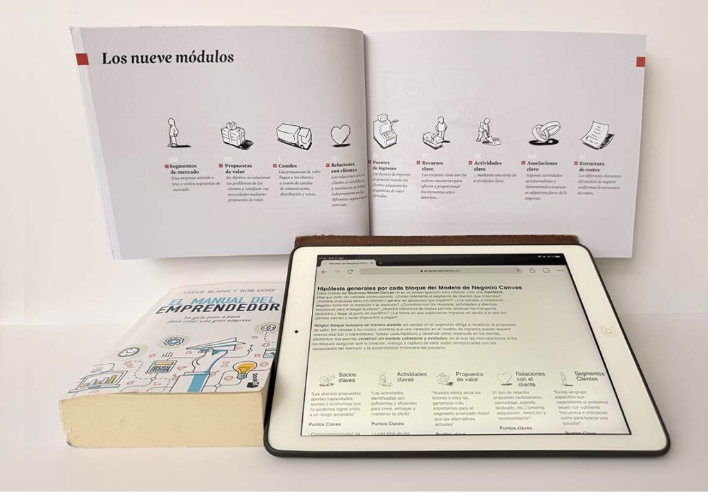 Fotografía de la herramienta del modelo de negocio canvas en su libro original y en una tablet, mostrando la versatilidad y los beneficios de visualizar los 9 módulos de un negocio.